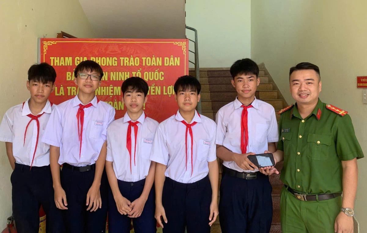 Cán bộ Công an phường Hội An Đông trao trả tài sản cho nữ du khách.