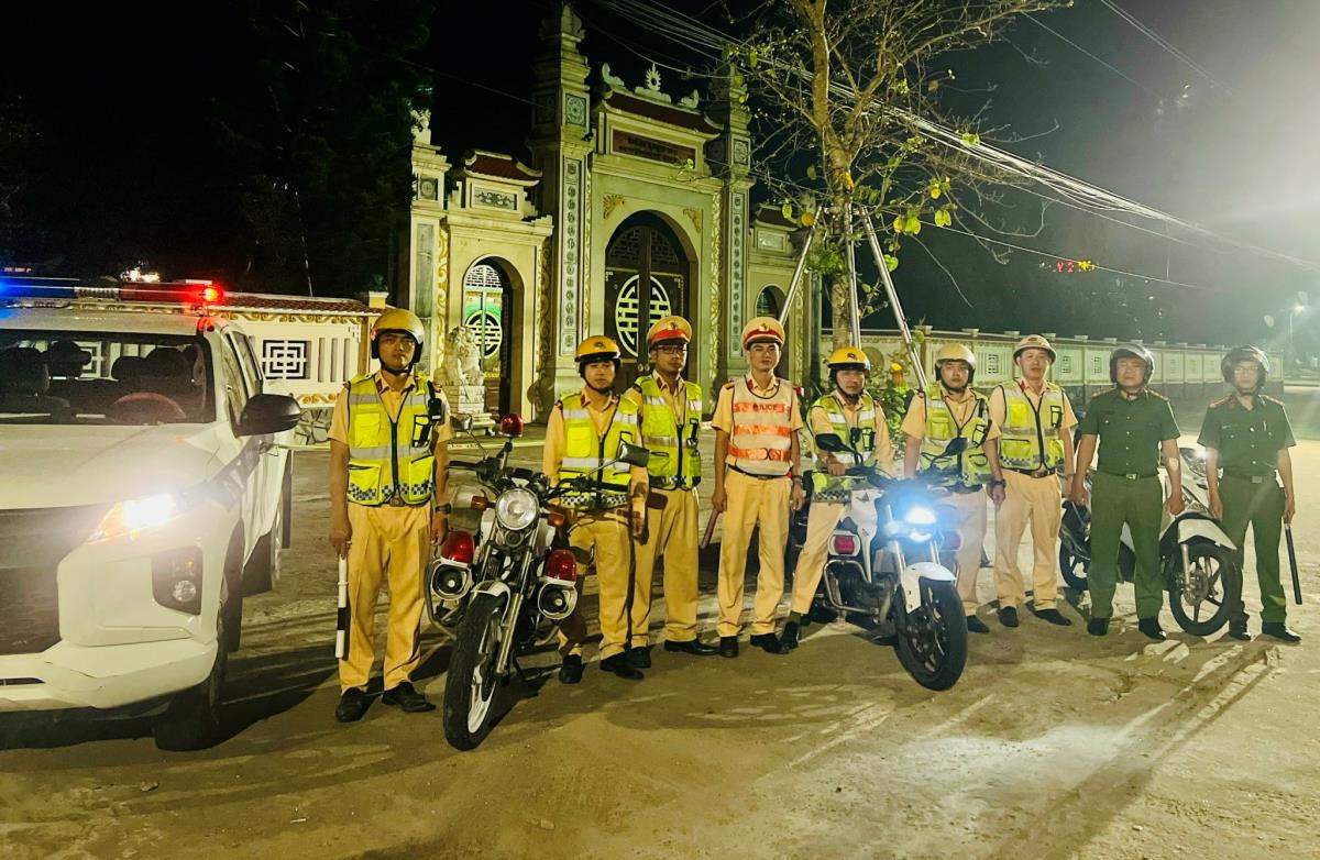 Lực lượng CSGT cho người tham gia giao thông xem thông tin hiển thị trên máy đo nồng độ cồn.