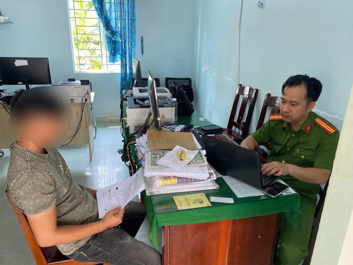 Công an phường Trà Câu lập biên bản vi phạm đối với ông T. và ông K.