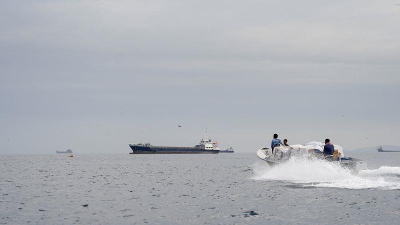 Tàu thuyền hoạt động trên eo biển Hormuz, ngoài khơi bờ biển Oman, ngày 12-4. Ảnh: Reuters