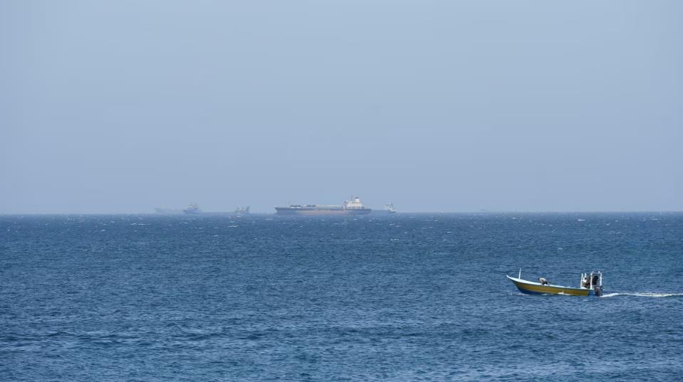 Tàu thuyền ngoài khơi tỉnh Musandam (Oman) nhìn ra eo biển Hormuz, ngày 8-4. Ảnh: Reuters