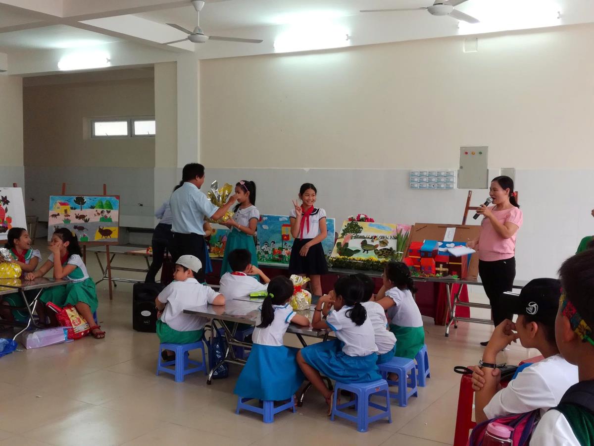 Trường THCS Lý Tự Trọng, Phường Tam Kỳ tổ chức cho các em thi vẽ tranh. Ảnh: Minh Sơn