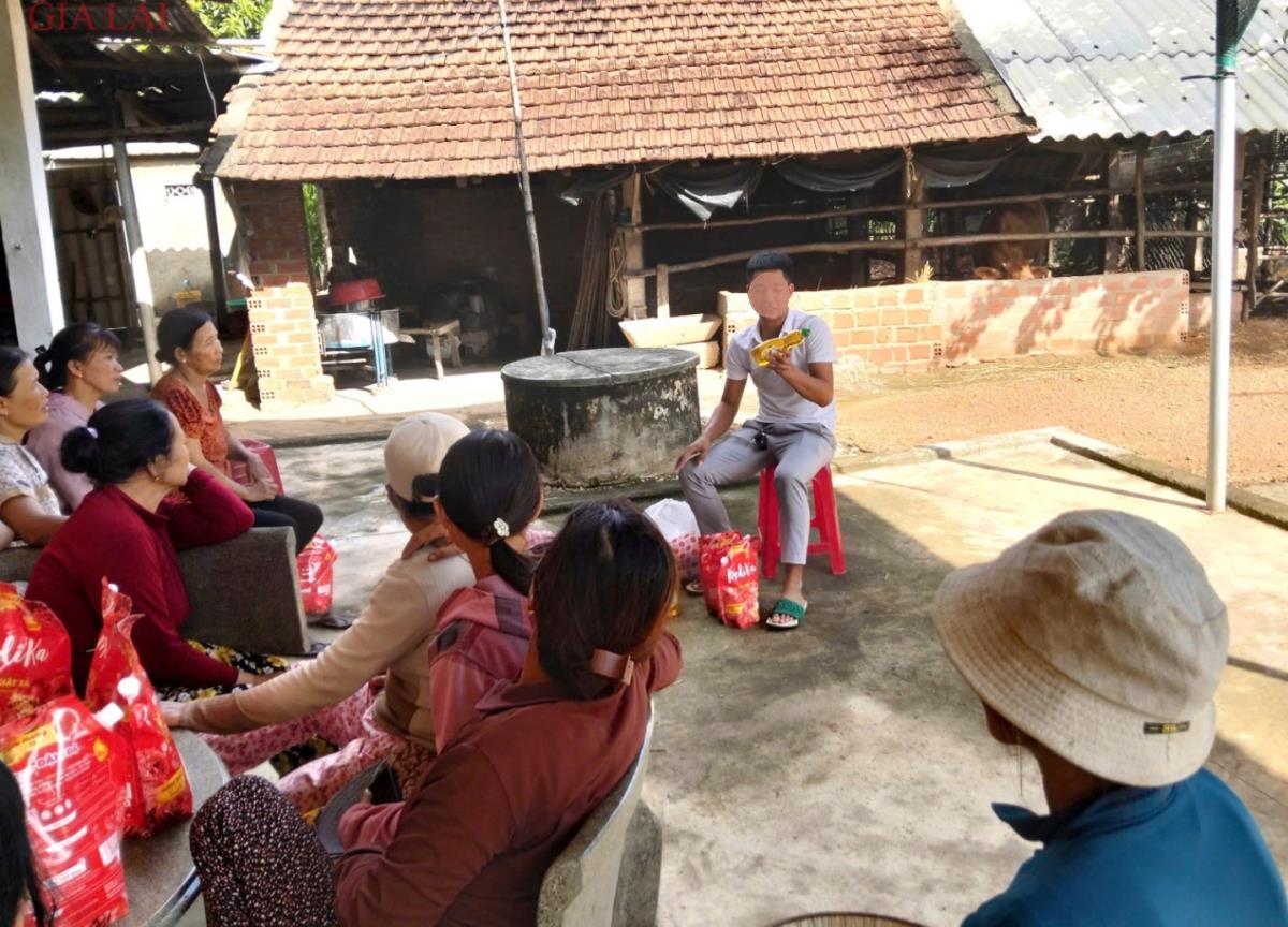 Một phụ nữ ở xã Tây Sơn bị lừa mua bếp điện với giá “cắt cổ”. Ảnh: CAGL