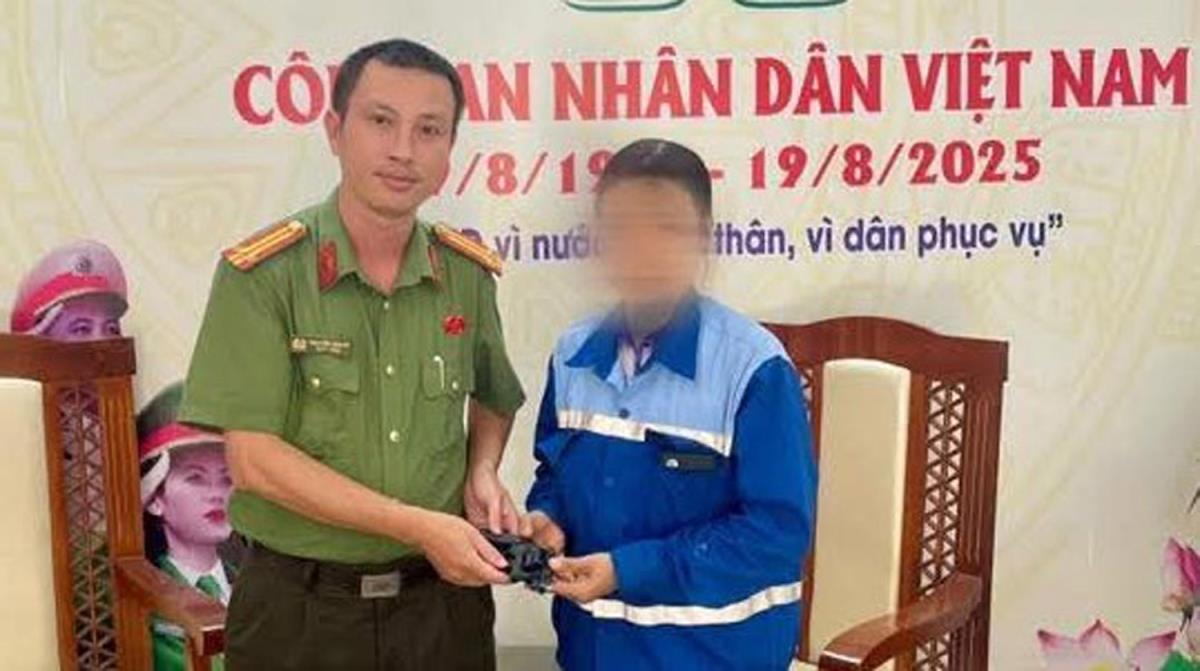 Chị D. giao nộp súng cho Công an phường An Khê.