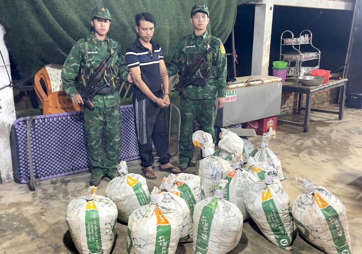 Phạm Văn Hậu bị bắt giữ cùng tang vật.