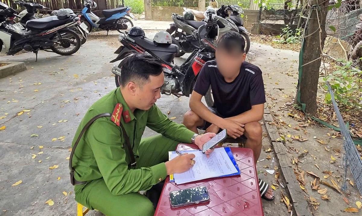 Công an phường Hòa Khánh lập biên bản đối với chủ cơ sở vi phạm.