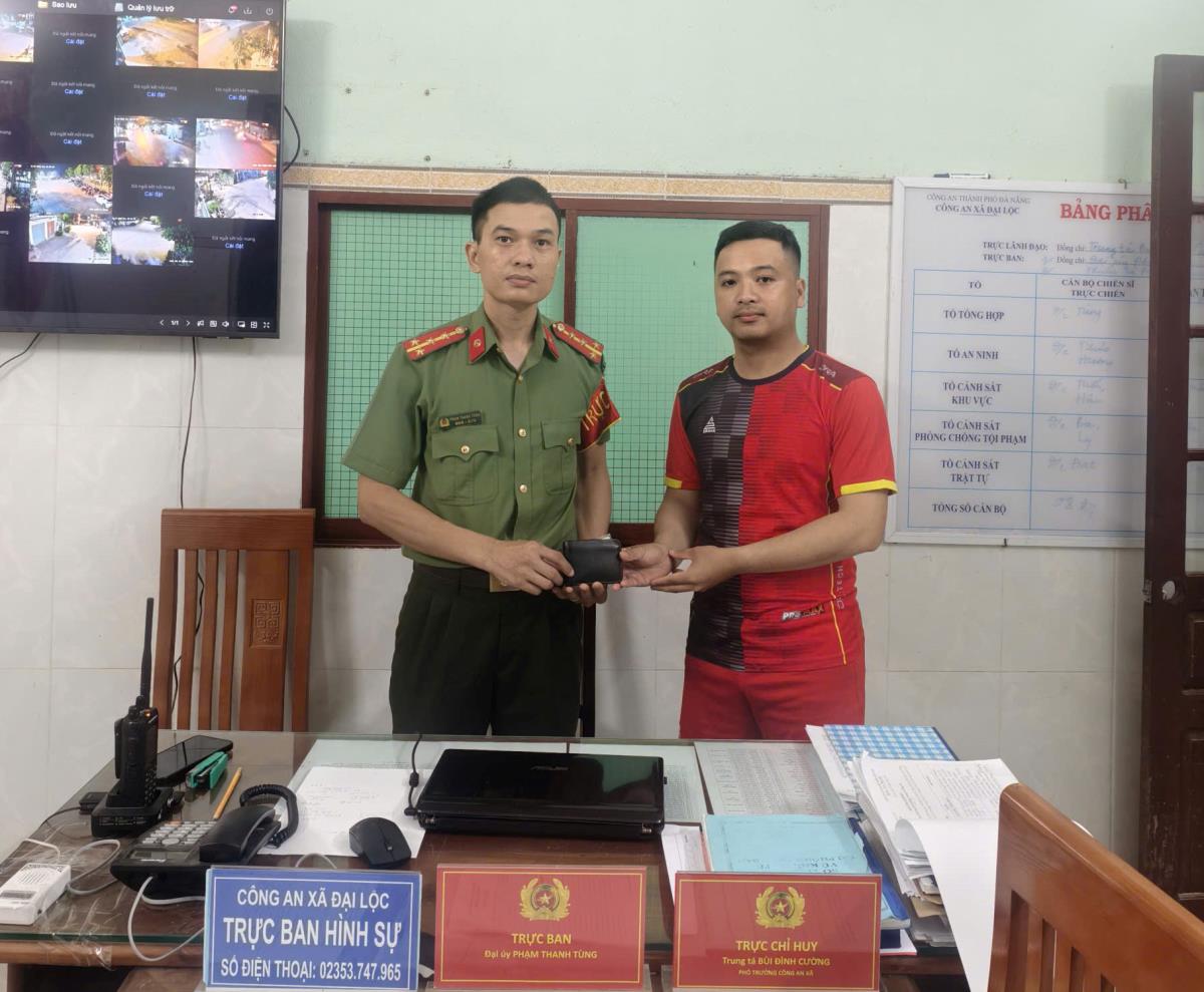 Công an xã Đại Lộc nhanh chóng xác minh, trao trả chiếc ví cho anh Đảm.