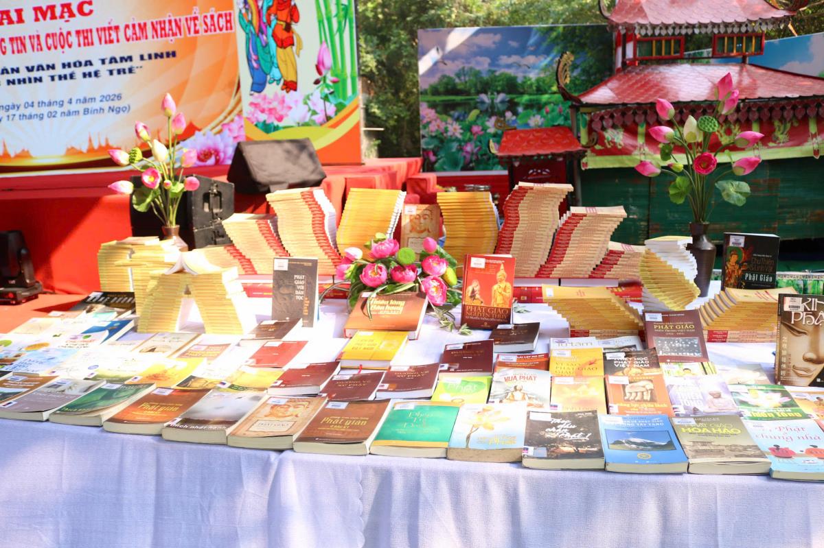 Học sinh trình bày cảm nhận về sách với chủ đề "Di sản văn hóa tâm linh qua góc nhìn thế hệ trẻ"