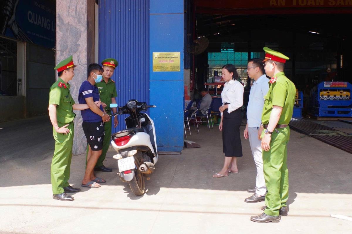 Công an xã Pơng Drang bắt giữ đối tượng Quang và tang vật.