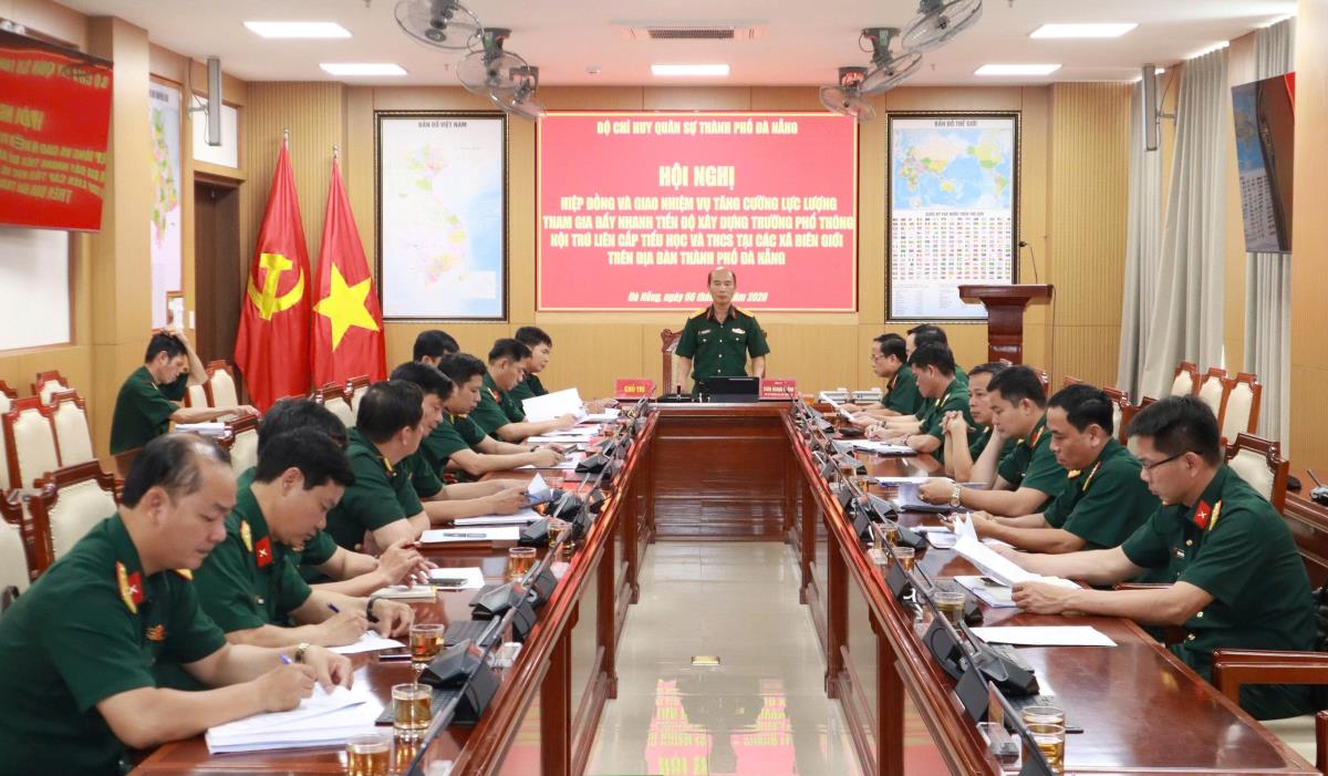Đại tá Trần Quang Chánh chủ trì hội nghị.