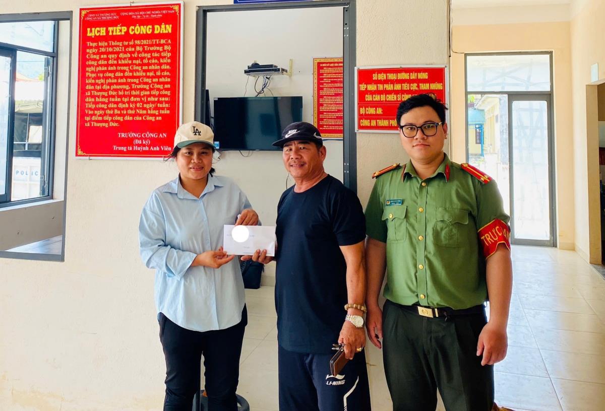 Ông Khánh trao lại số tiền cho chị Sương.