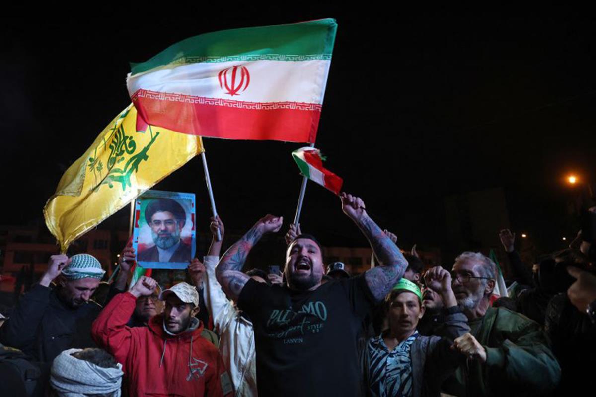 Người Iran xuống đường sau thông báo ngừng bắn tại Quảng trường Enqelab, Tehran, ngày 8-4. Ảnh: AFP