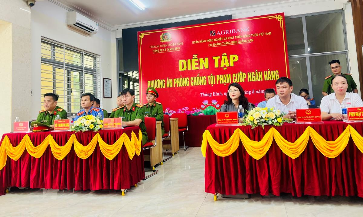 Trưởng Công an xã Thăng Bình đánh giá cao kết quả của buổi diễn tập.