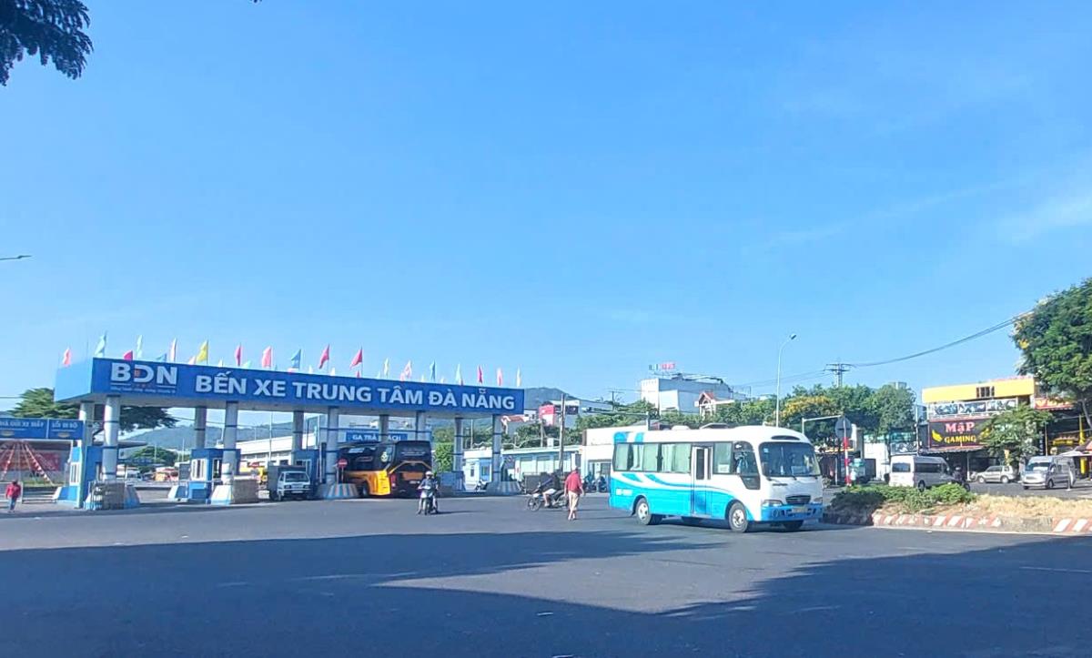 Xe buýt dừng đỗ trái phép trên đường Nam Trân đón khách vào sáng 12-5.