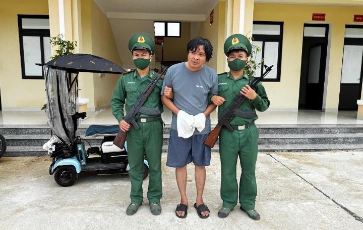Đối tượng Lâm bị lực lượng BĐBP bắt giữ.