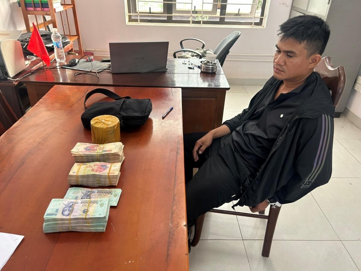 Hai đối tượng Y Đam Mdrang và Y Phơu Byă bị bắt giữ cùng tang vật vụ án. Ảnh: CAGL