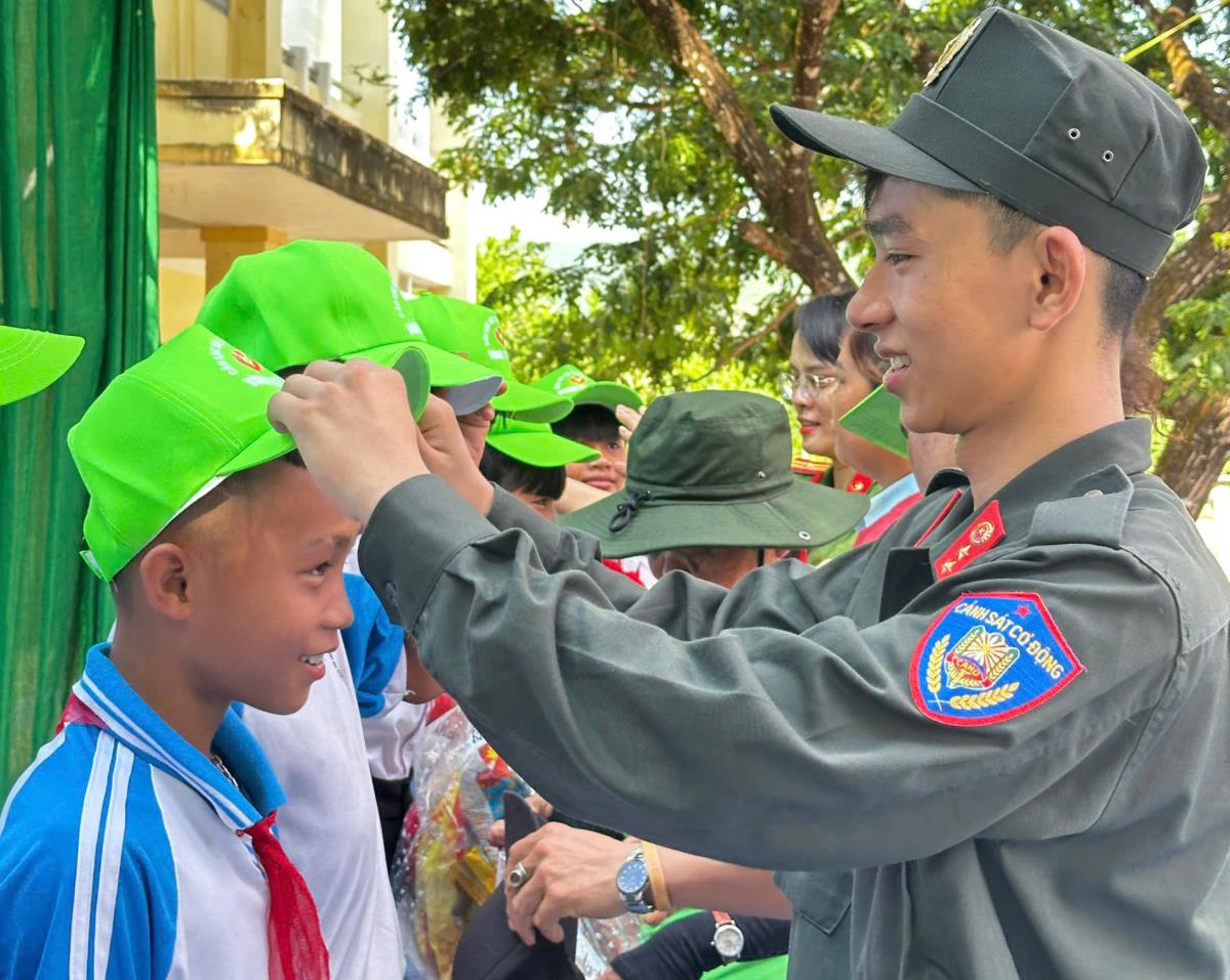 Hơn 300 phần qùa đã đến với học sinh và trẻ em vùng cao