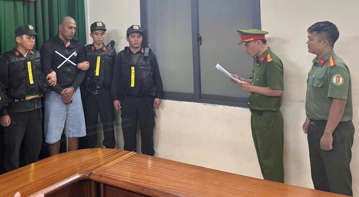 Cơ quan điều tra lấy lời khai 1 trong 2 nghi phạm gây ra vụ bắn chết người. Ảnh: C.A.O