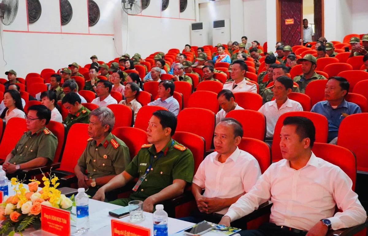 Ban Tổ chức đã trao giải Nhất, Nhì, Ba cho các đội thi.