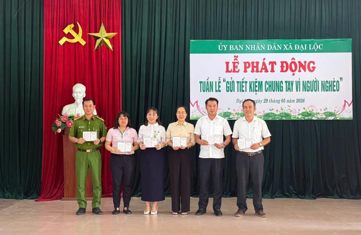 Lãnh đạo xã Đại Lộc tham gia gửi tiết kiệm tại Tuần lễ “Gửi tiết kiệm chung tay vì người nghèo”.