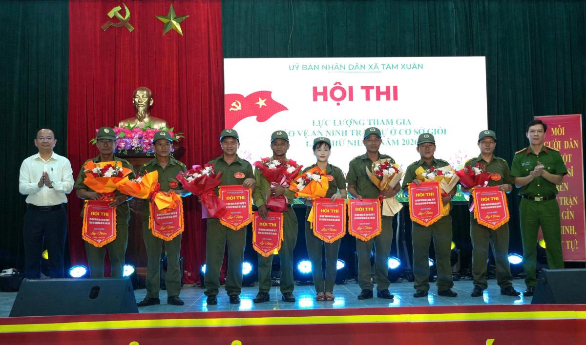 Lãnh đạo xã Avương trao giải cho các đội thi.