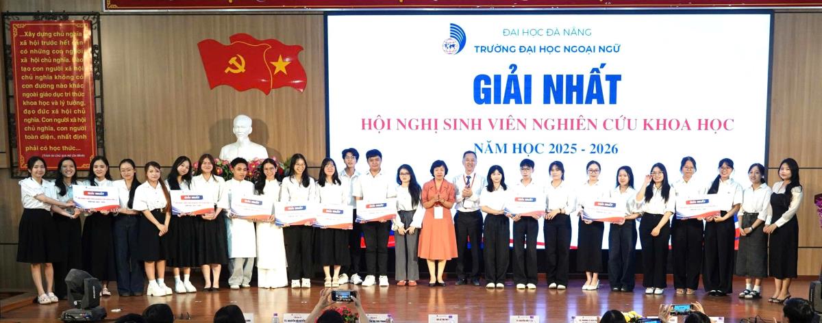 Trường ĐHNN Đà Nẵng trao giải Nhất cho các đề tài nghiên cứu khoa học xuất sắc.