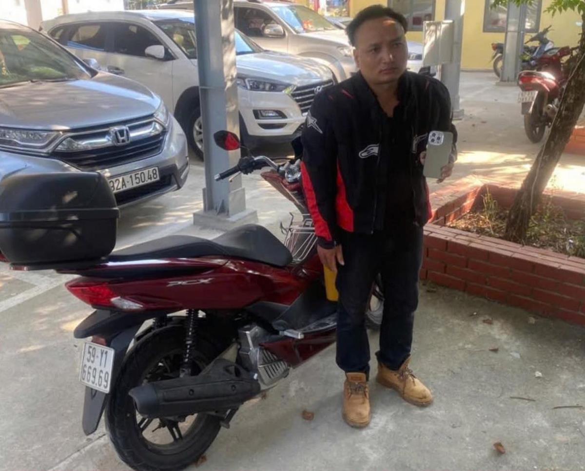Đối tượng Lê Mạnh Linh cùng tang vật.