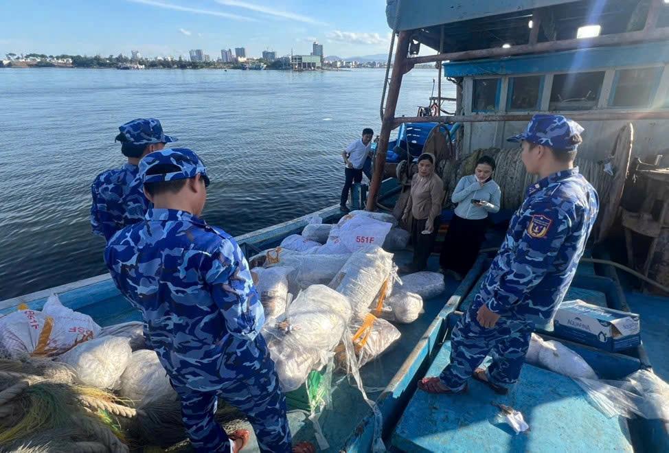 Bộ Tư lệnh Vùng Cảnh sát biển 2 chủ trì, phối hợp với Công an xã Núi Thành bắt quả tang đối tượng có hành vi tàng trữ trái phép chất ma túy.