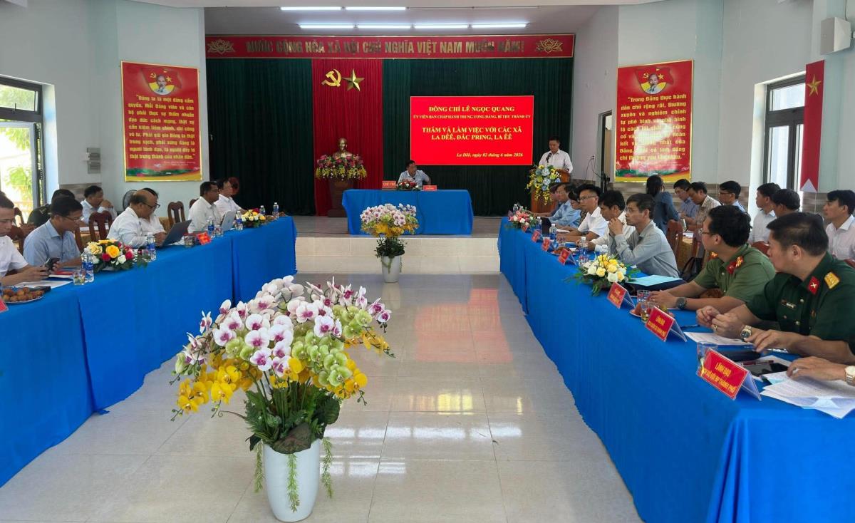 Bí thư Thành ủy Đà Nẵng Lê Ngọc Quang tặng quà cho người dân xã La Dêê.