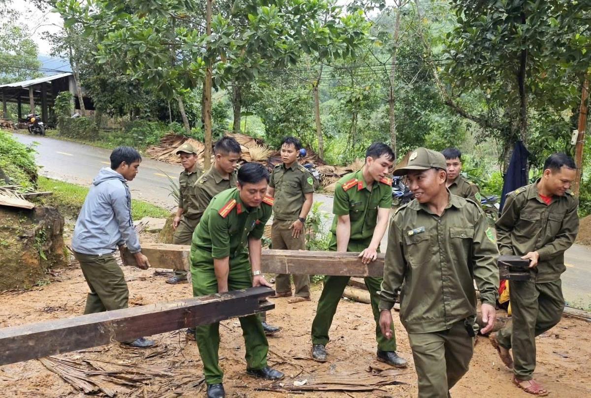 Trung tá Hồng Minh Hiển bên người chị Cơ Tu.