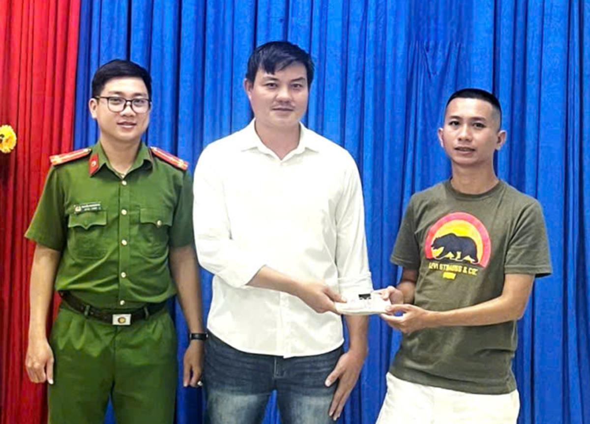 Anh Nghĩa trao lại số tiền cho anh Hiếu.