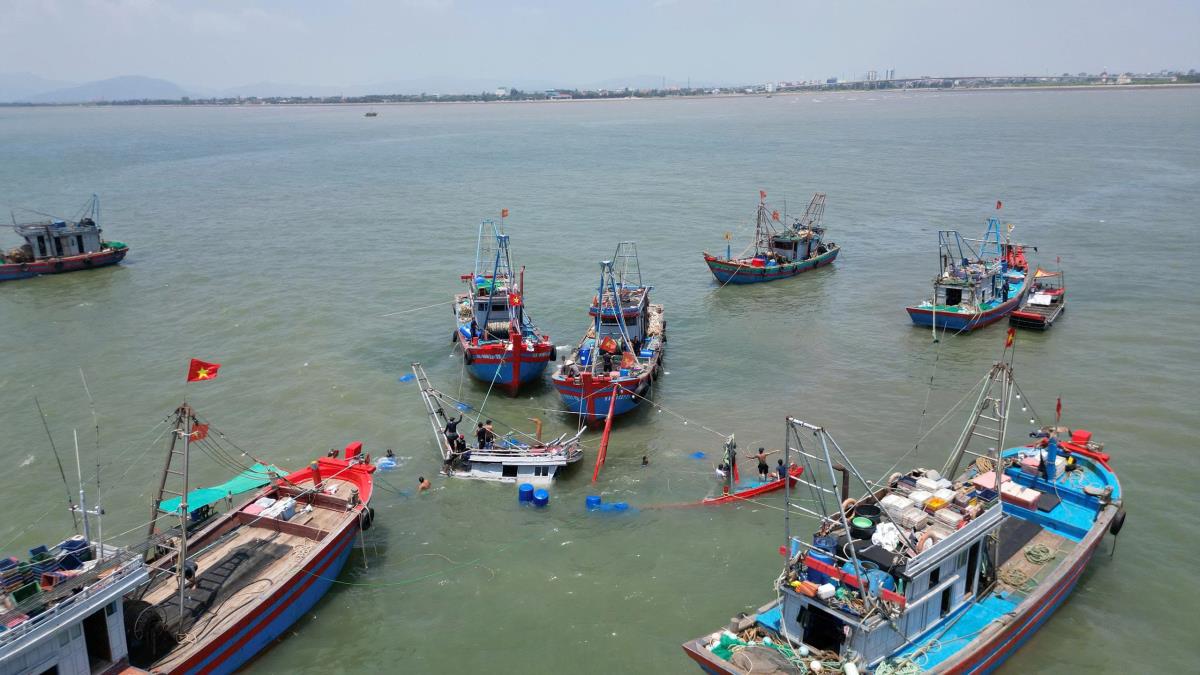 Tàu cá gặp nạn được lai dắt vào bờ.