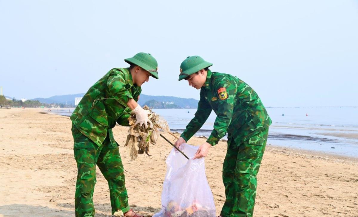 Bộ đội biên phòng Đà Nẵng chung tay bảo vệ môi trường biển.