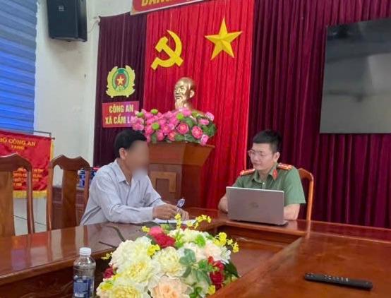 Công an xã Cẩm Lạc tiếp nhận thông tin trình báo của ông V. Ảnh: CAHT