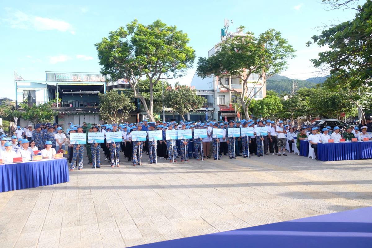 Đồng loạt ra quân tổng dọn vệ sinh môi trường trên nhiều tuyến đường, khu vực ven biển.