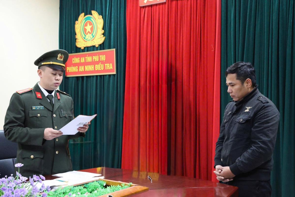 Cơ quan Công an kiểm tra số vũ khí quân dụng núp bóng “súng thông bồn cầu” thu giữ trong vụ án.