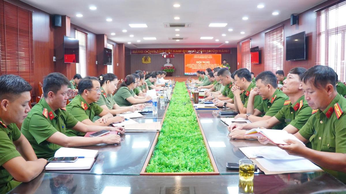 Đại tá Nguyễn Hà Lai - Phó Giám đốc Công an thành phố khen thưởng các cá nhân có thành tích xuất sắc.