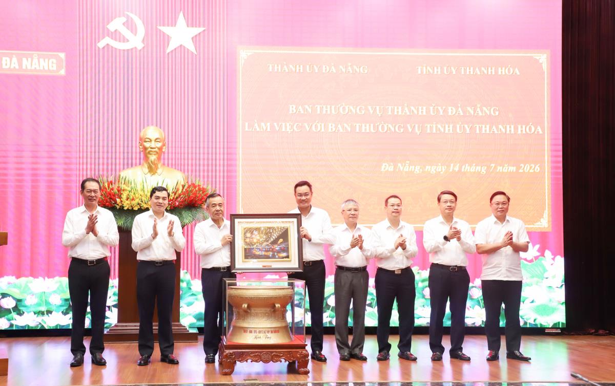 Ban Thường vụ hai địa phương chụp ảnh lưu niệm.
