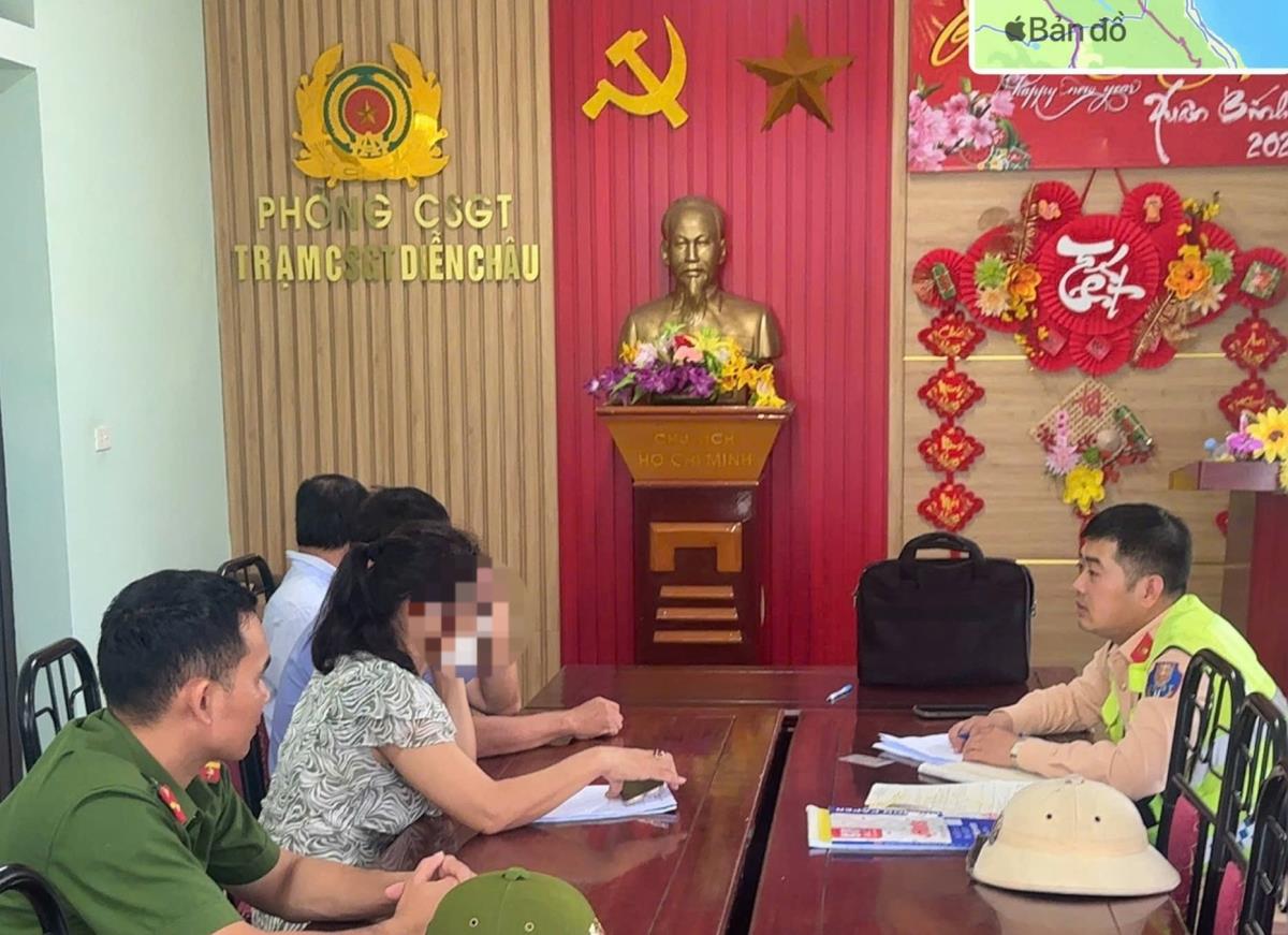 Trạm CSGT Công an Diễn Châu làm việc với nữ tài xế vi phạm.