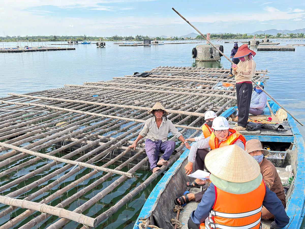 Người dân di dời lồng bè vào bờ để bàn giao mặt bằng triển khai dự án. Ảnh chụp trưa 20-7.