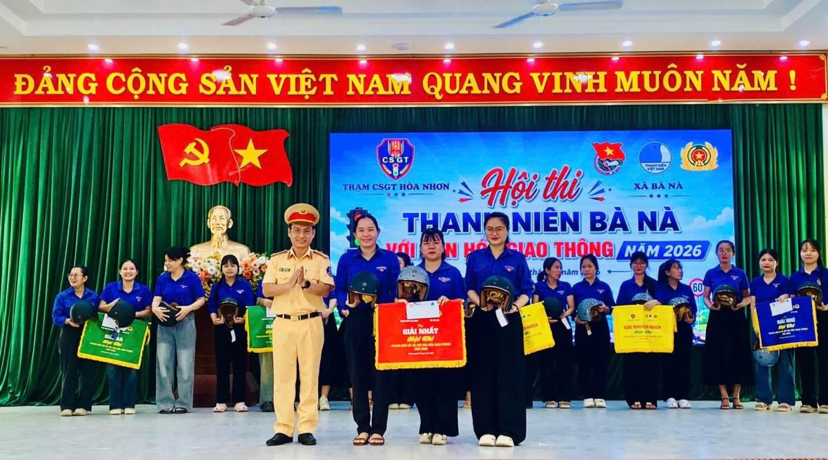 Ban tổ chức trao giải cho các đội thi.