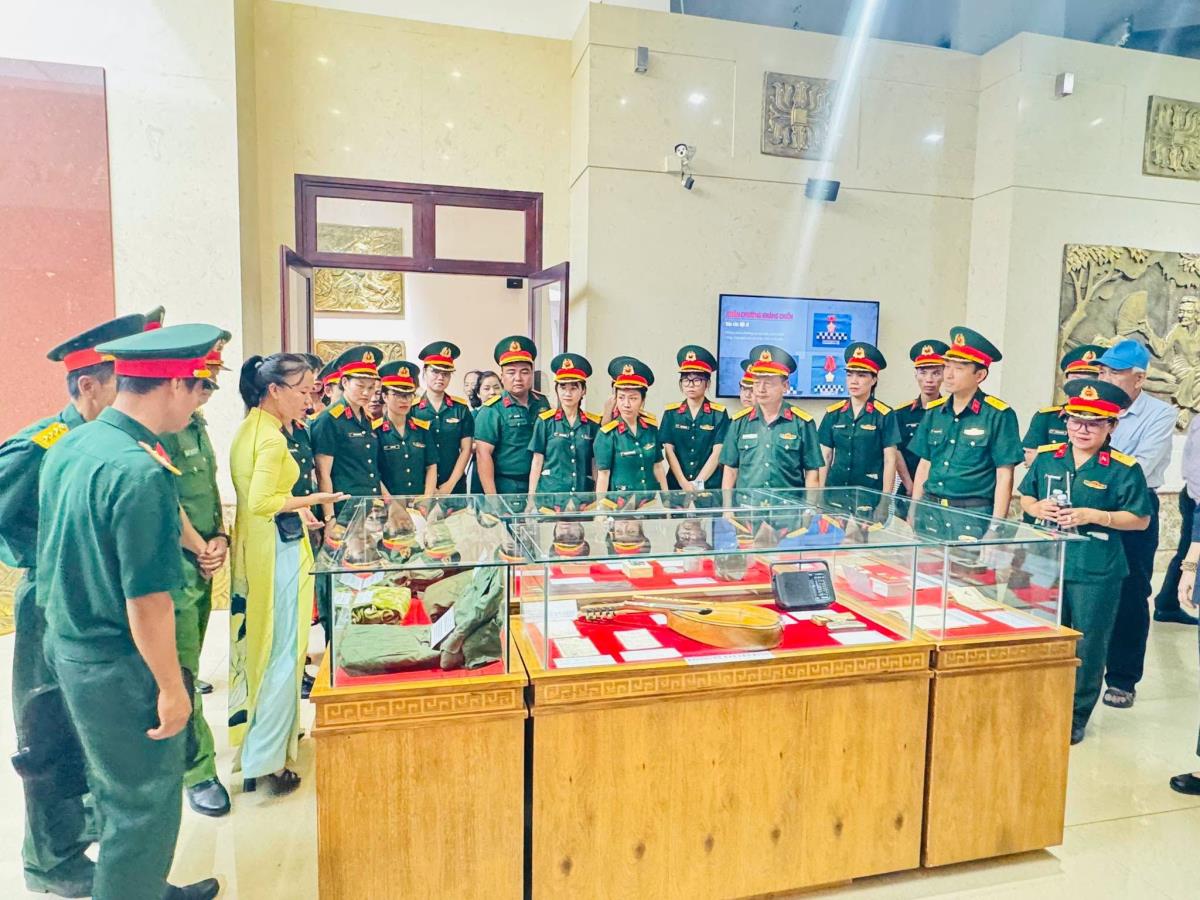 Đông đảo đại biểu tham quan khu trưng bày các hiện vật.