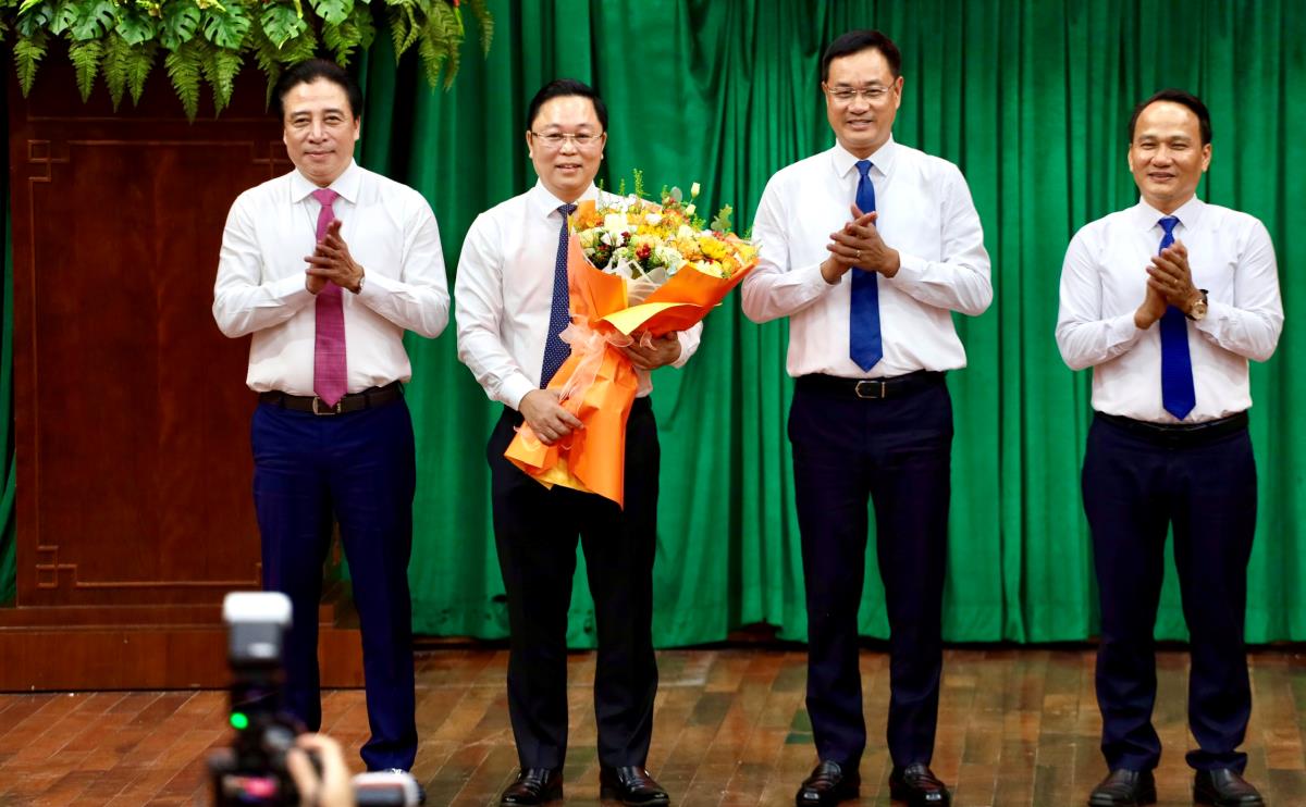 Ông Lê Trí Thanh nhận hoa chúc mừng tại hội nghị công bố quyết định về công tác cán bộ.