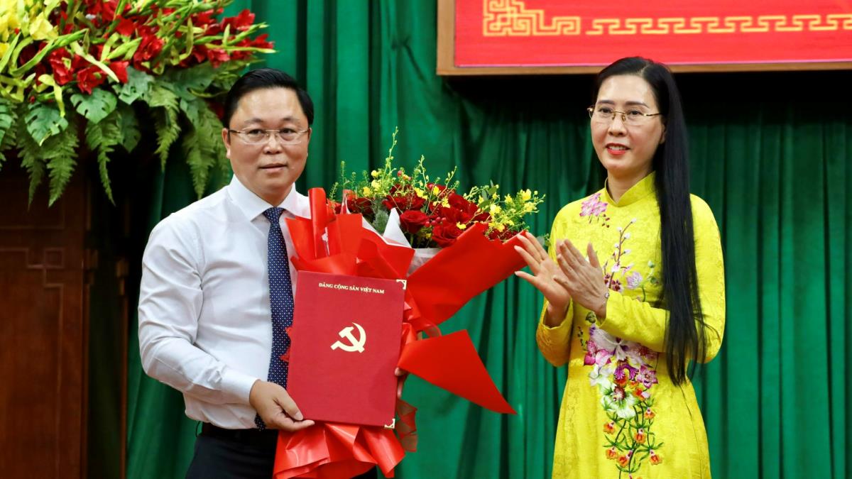 Thường trực Thành ủy Đà Nẵng tặng hoa, chúc mừng Phó Bí thư Thành ủy Huế Lê Trí Thanh.