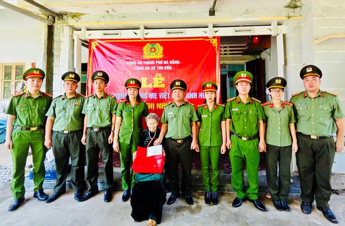 Lãnh đạo Công đoàn phường An Khê trao quà tri ân các đoàn viên là thân nhân gia đình chính sách, người có công với cách mạng.