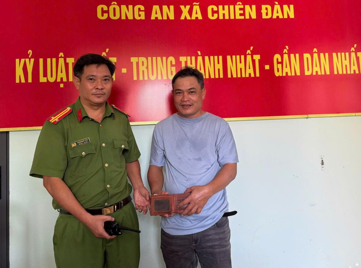 Hai em Minh và Nhật bàn giao tài sản nhặt được cho Công an.