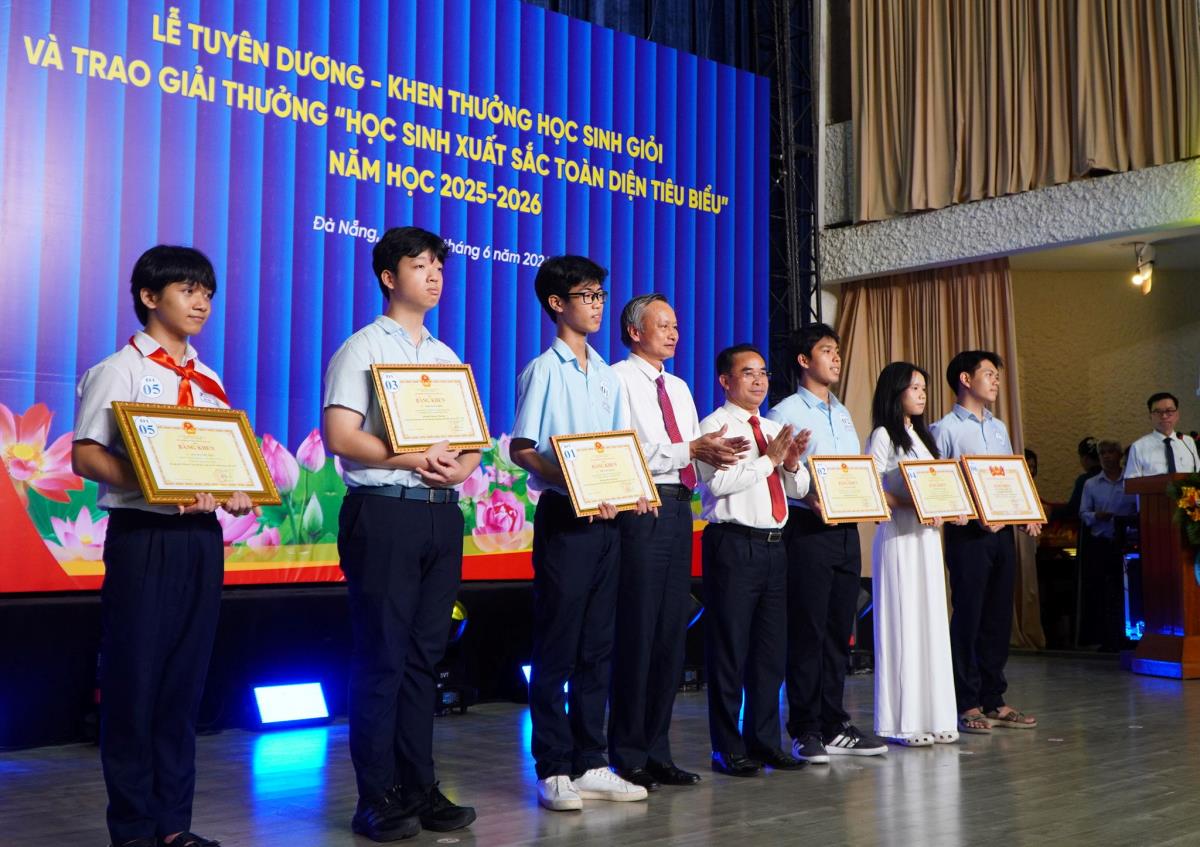 Đà Nẵng tiên phong trong chính sách phát triển nguồn nhân lực chất lượng cao khu vực công, trong đó có 127 bác sĩ, bác sĩ nội trú được đào tạo theo kế hoạch phát triển nguồn nhân lực y tế thuộc đề án 992.