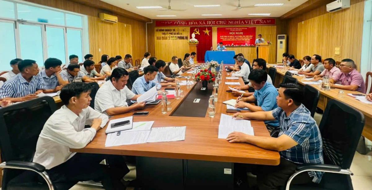Các lực lượng bảo vệ rừng tạo đường băng không cho lửa đất rẫy keo cháy lan vào rừng tự nhiên.