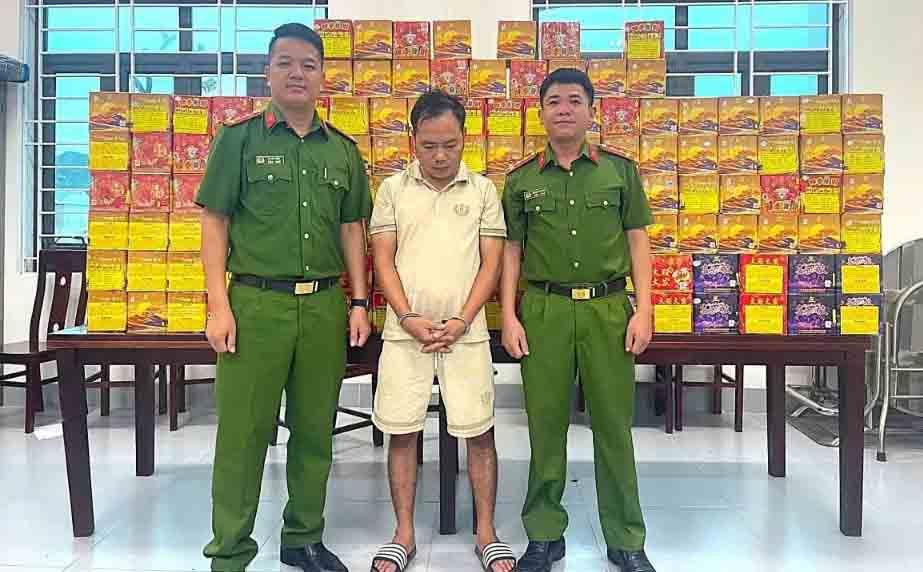 Đối tượng Nguyễn Bá Tr. bị bắt cùng tang vật. (Ảnh công an cung cấp).