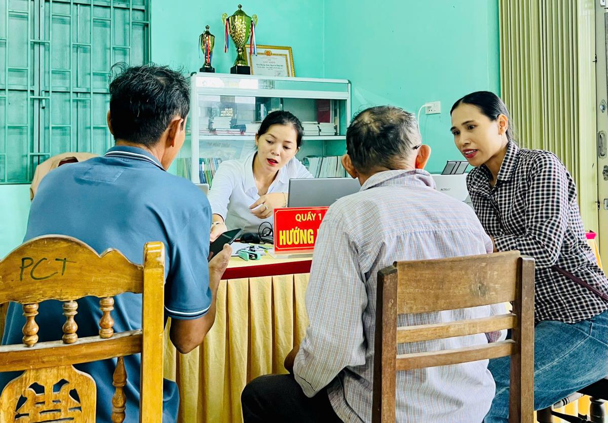 ông Võ Văn Tú - Phó Giám đốc Trung tâm Phục vụ hành chính công xã Thăng Bình, hướng dân người dân.